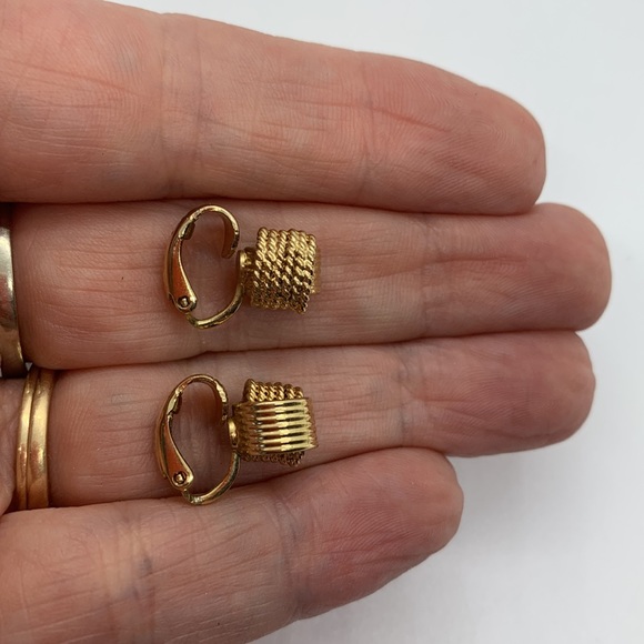 Vintage Avon Gold Tone Knot Clip on Earrings - Picture 8 of 10